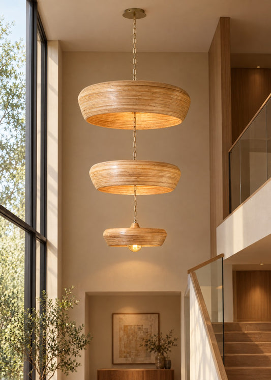 Artika Design üç gövdeli bambu sarkıt lamba, galeri boşluğunda yanarken