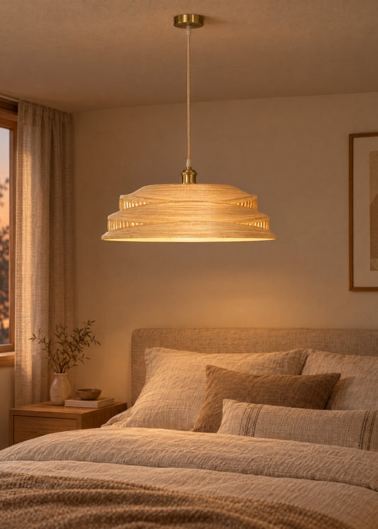 Artika Design daire form bambu sarkıt lamba, yatak odasında yanarken