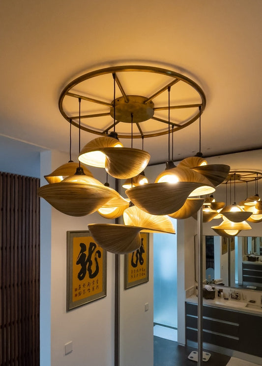 Artika Design çok başlıklı bambu sarkıt lamba, iç mekânda yanarken