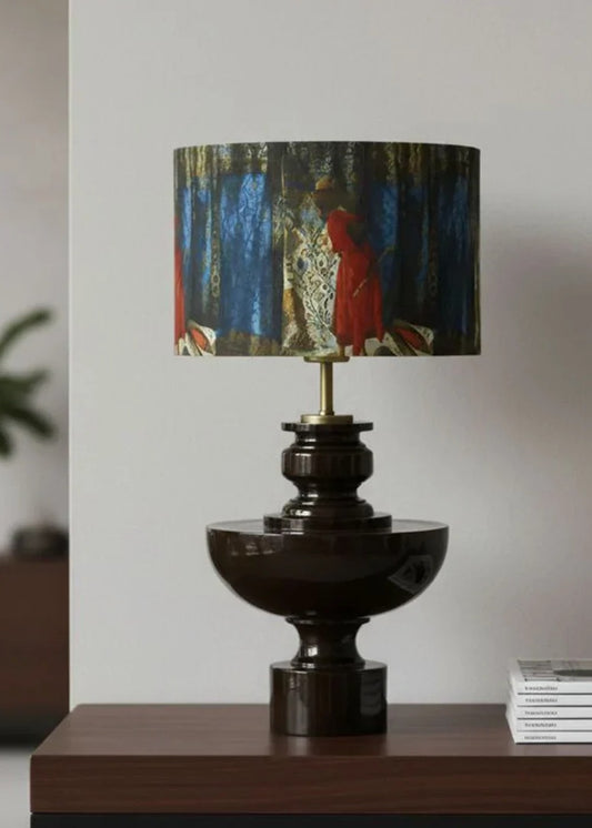 Mystic Shine Design Kaplumbağa Terbiyecisi siyah ahşap abajur, mekânda kullanım