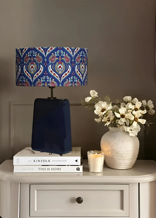 Mystic Shine Design Lale lacivert ahşap abajur, mekânda kullanım